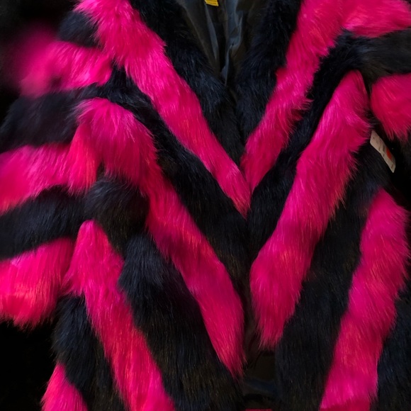 💕🪩 If you are interested in finding a sassy but classy coat, this is the one. - Picture 3 of 8